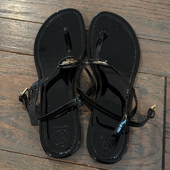 Tory Burch Ali Thong Sandals Black Patent Leather Gold Logo Size 11 - Picture 4 of 6